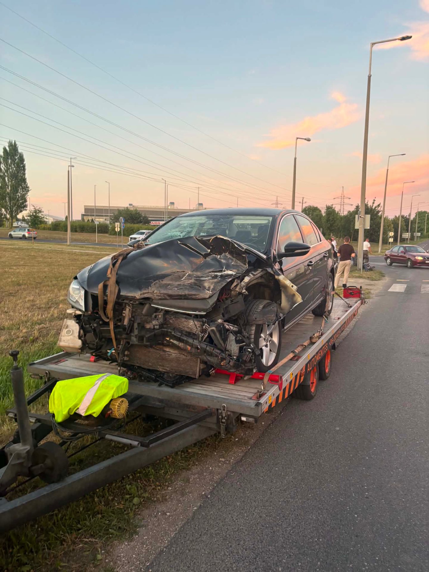 Balesetes, sérült autó elszállítása trélerrel