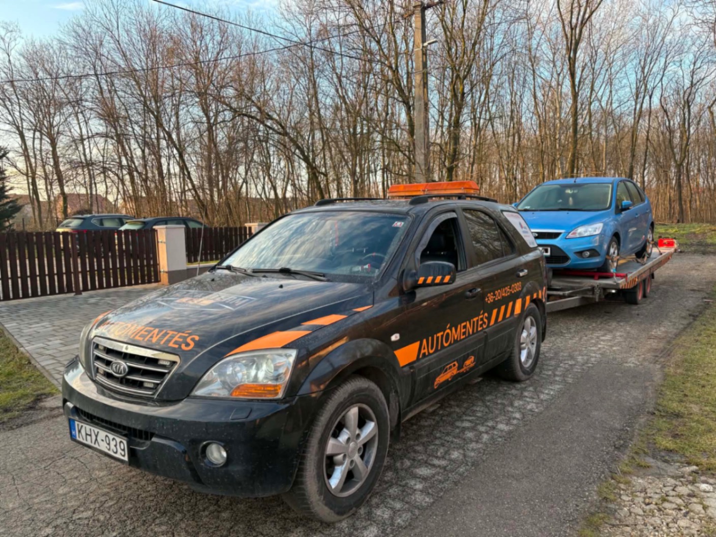 Motorkerékpár szállítása motoros utánfutóval