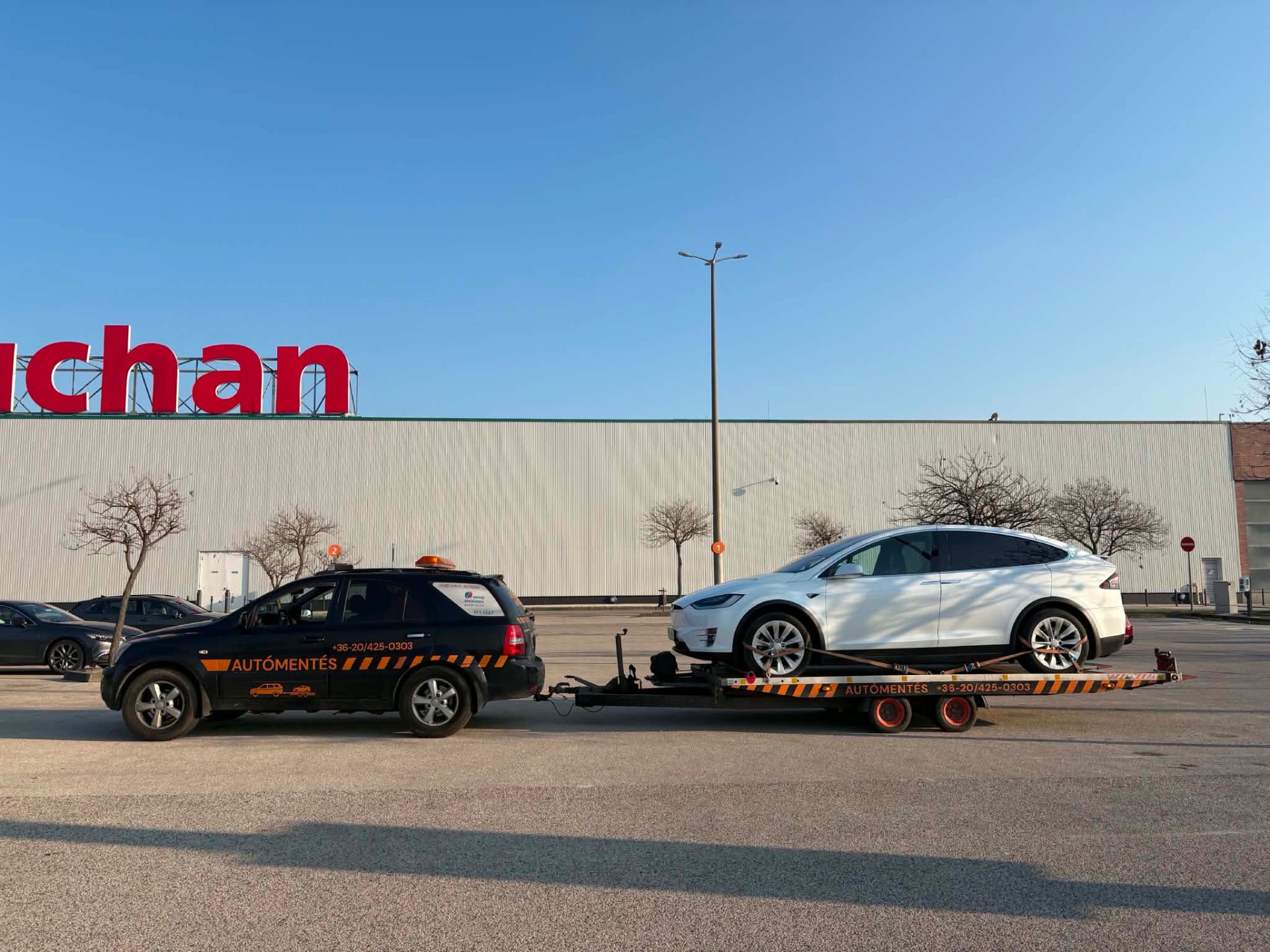 Audi S4 Avant szállítása lakóutcában